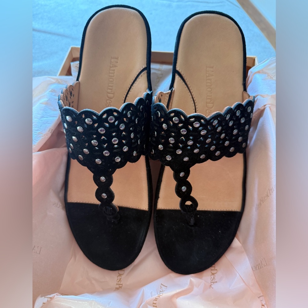 L’Amour Des Pieds LDP Chuxley 8M Black Kid Suede Thong Sandles NIB!